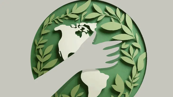Illustrasjon av en hånd som strekker seg over en grønn jordklode med konturene av Nord- og Sør-Amerika. Rundt jordkloden er det grønne blader som symboliserer natur og miljøvern. Bildet uttrykker omtanke og beskyttelse av planeten.