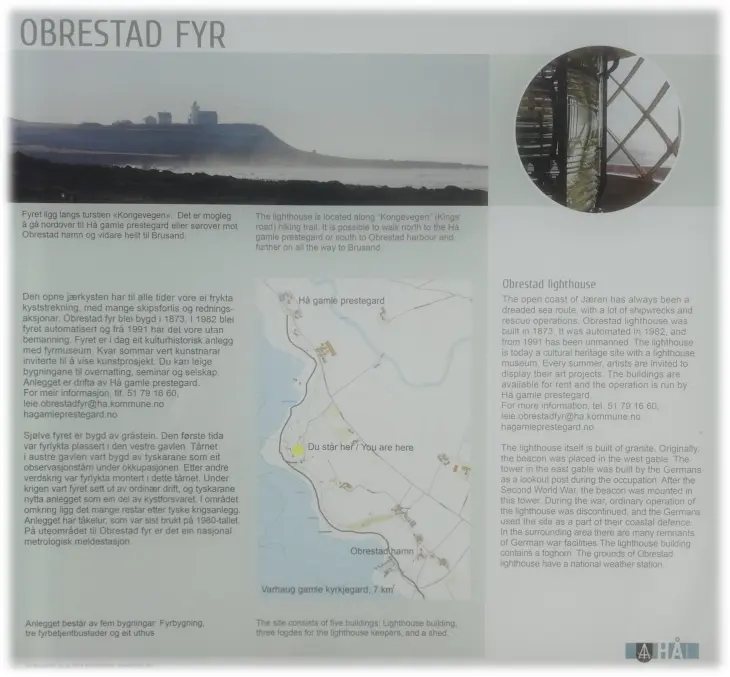 Bilde av en informasjonsplakat ved Obrestad fyr som forteller om fyrets historie